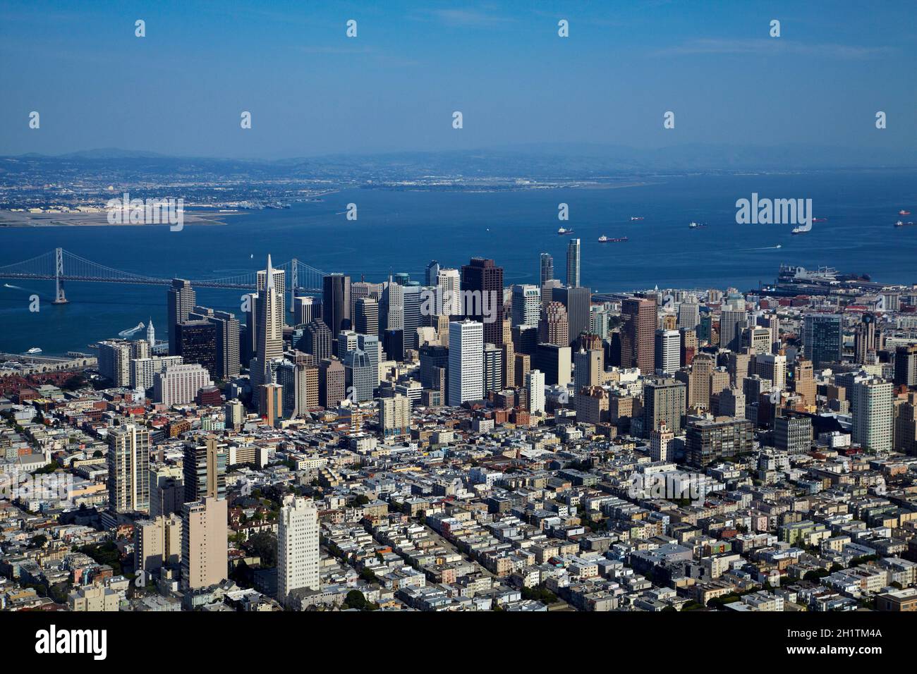 Centro di San Francisco, Bay Bridge e navi a San Francisco Bay, California, USA - aereo Foto Stock