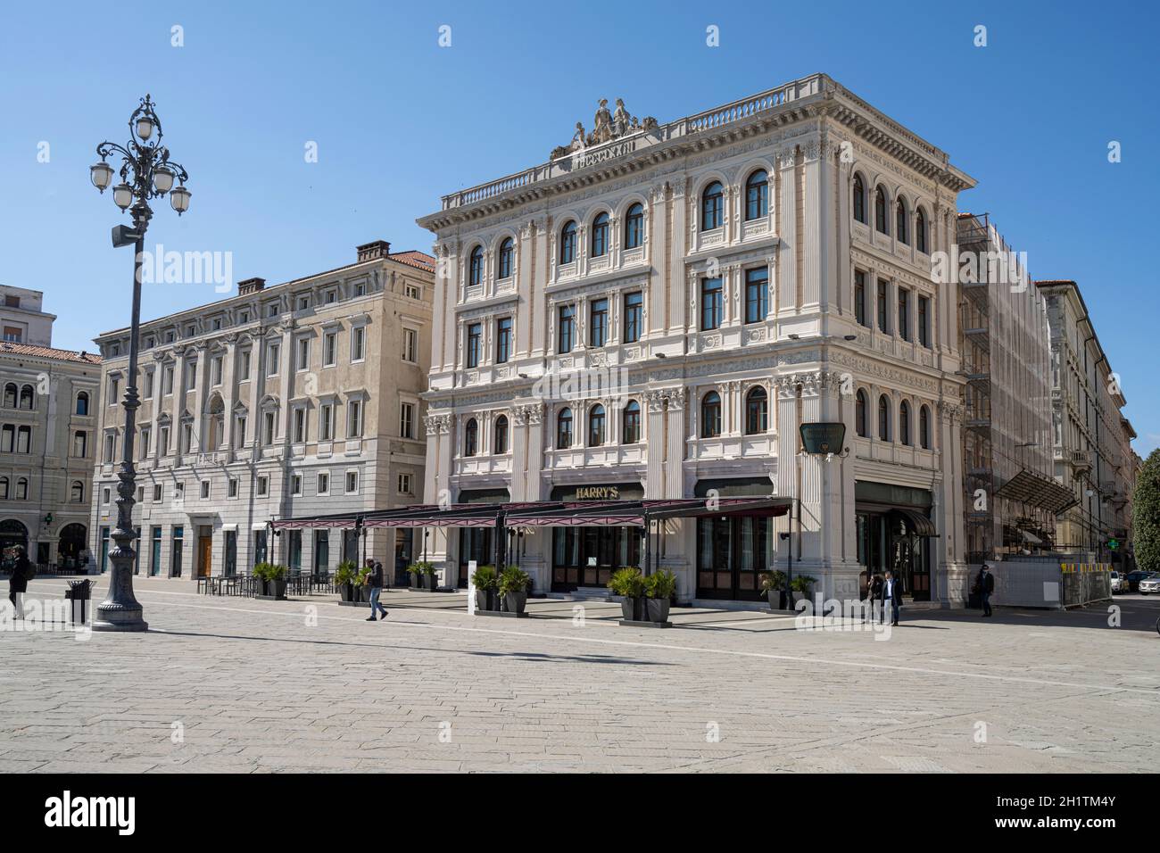 Trieste, Italia. 3 maggio 2021. Vista esterna del palazzo del bar di Harry in Piazza dell'unità d'Italia. Foto Stock