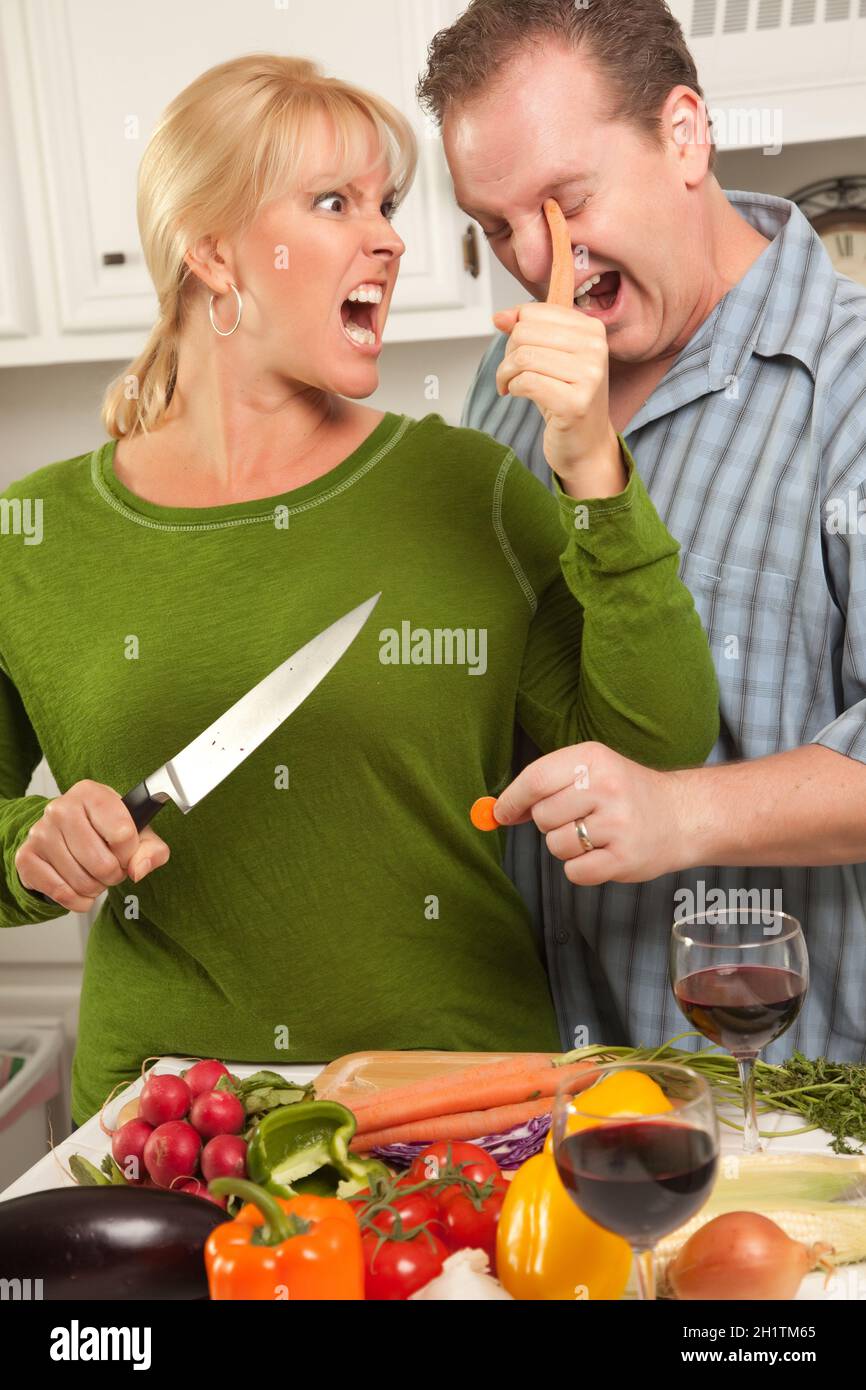 Coppia felice godendo una serata preparazione in cucina il cibo. Foto Stock