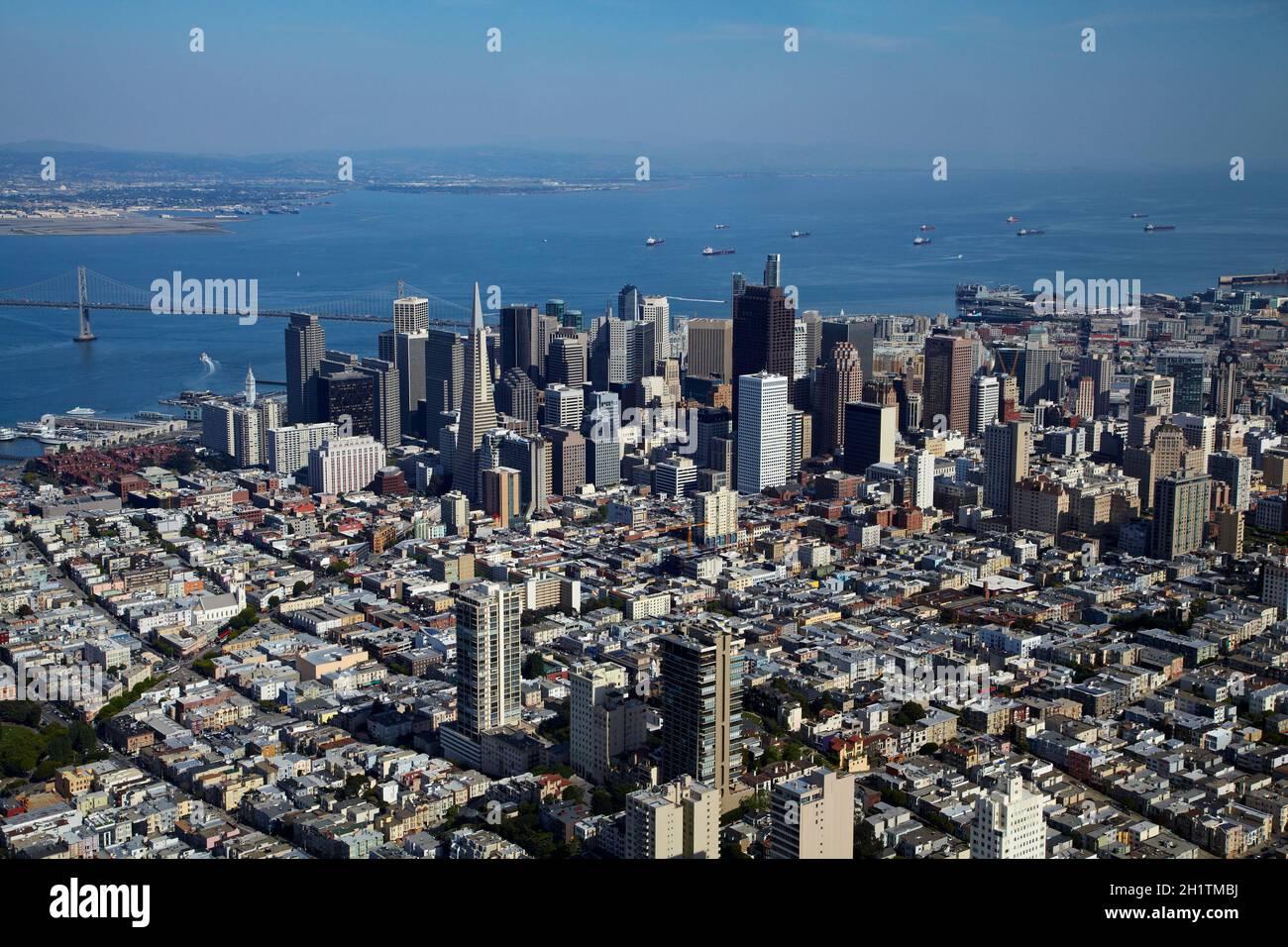 Centro di San Francisco, Bay Bridge e navi a San Francisco Bay, California, USA - aereo Foto Stock