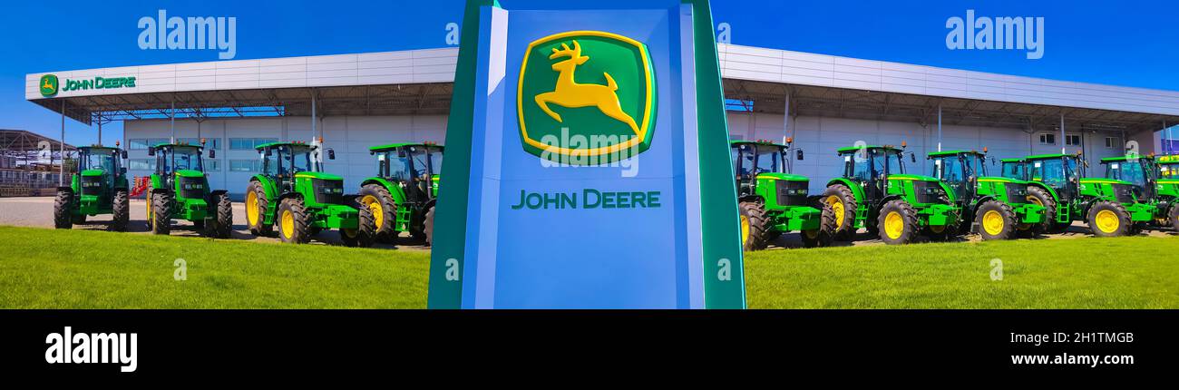 Kiev, Ucraina - 24 agosto 2020: I trattori potenti al negozio John Deer a Kiev, Ucraina il 16 giugno 2020. Fila di nuovi trattori John Deere Foto Stock