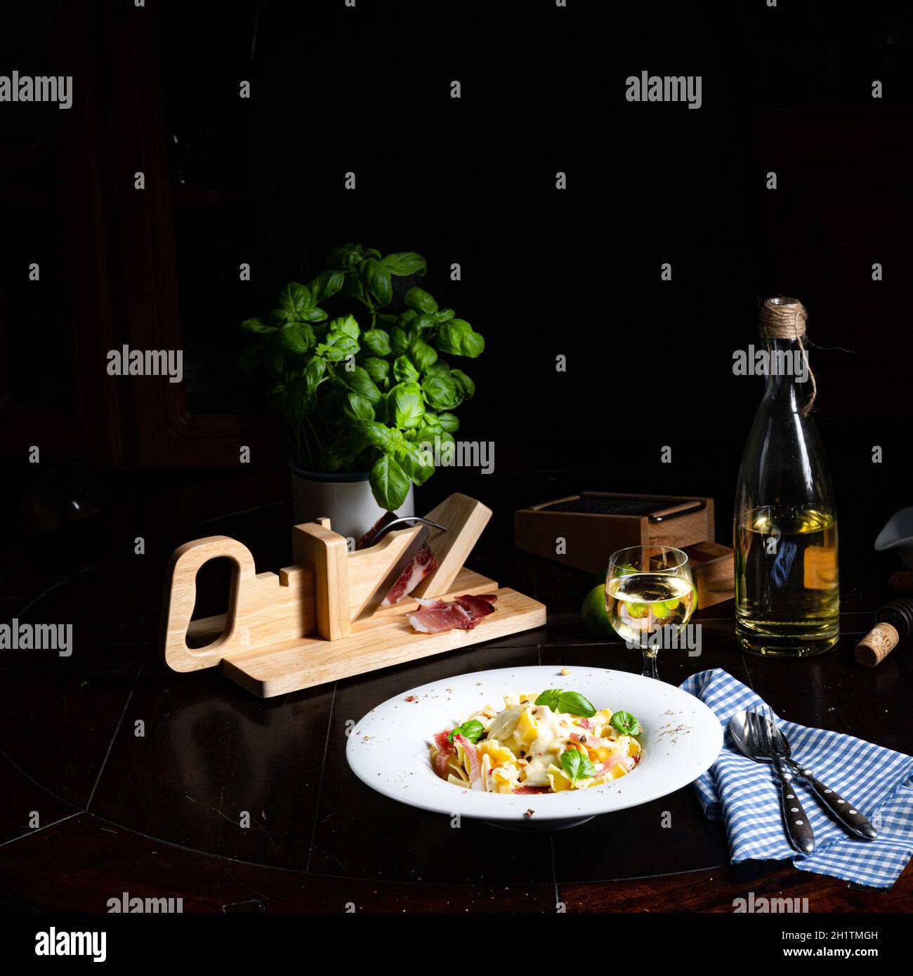 Tagliatelle con salsa al gorgonzola masarpone e prosciutto. Foto Stock