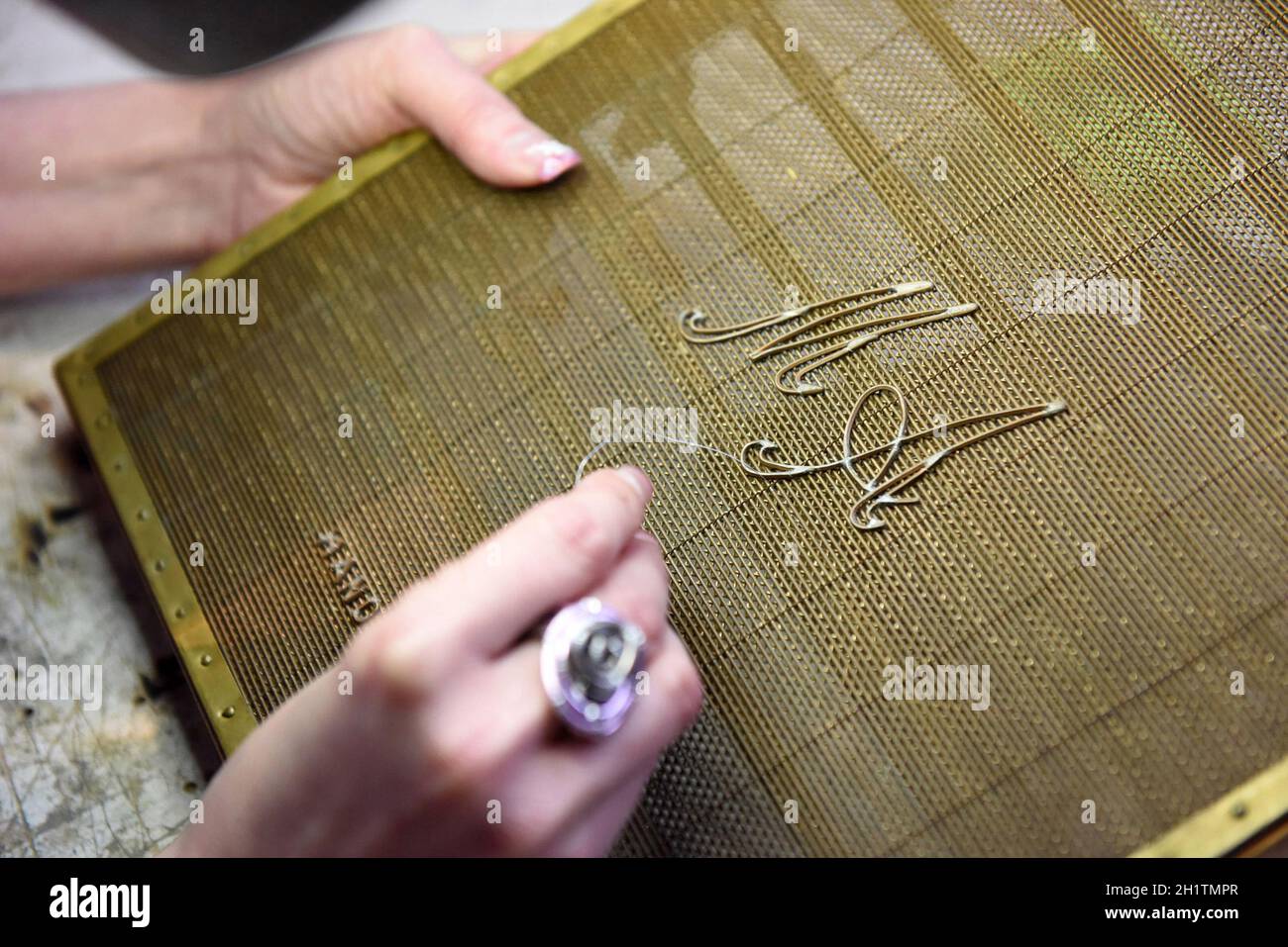 Manuelle Papierproduktion in der Handschöpferei im Papiermachermuseum Steyrermühl, Österreich, Europa - produzione manuale di carta nel lavoro artigianale Foto Stock