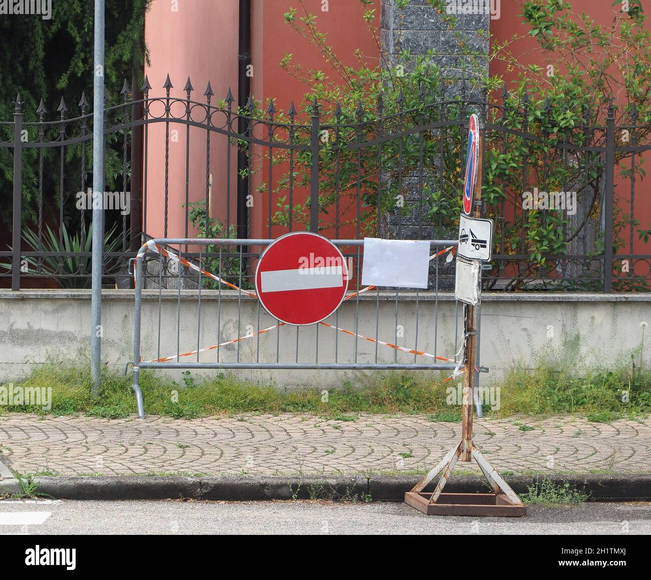 Segnali normativi, nessun ingresso per segnali stradali su una recinzione temporanea Foto Stock
