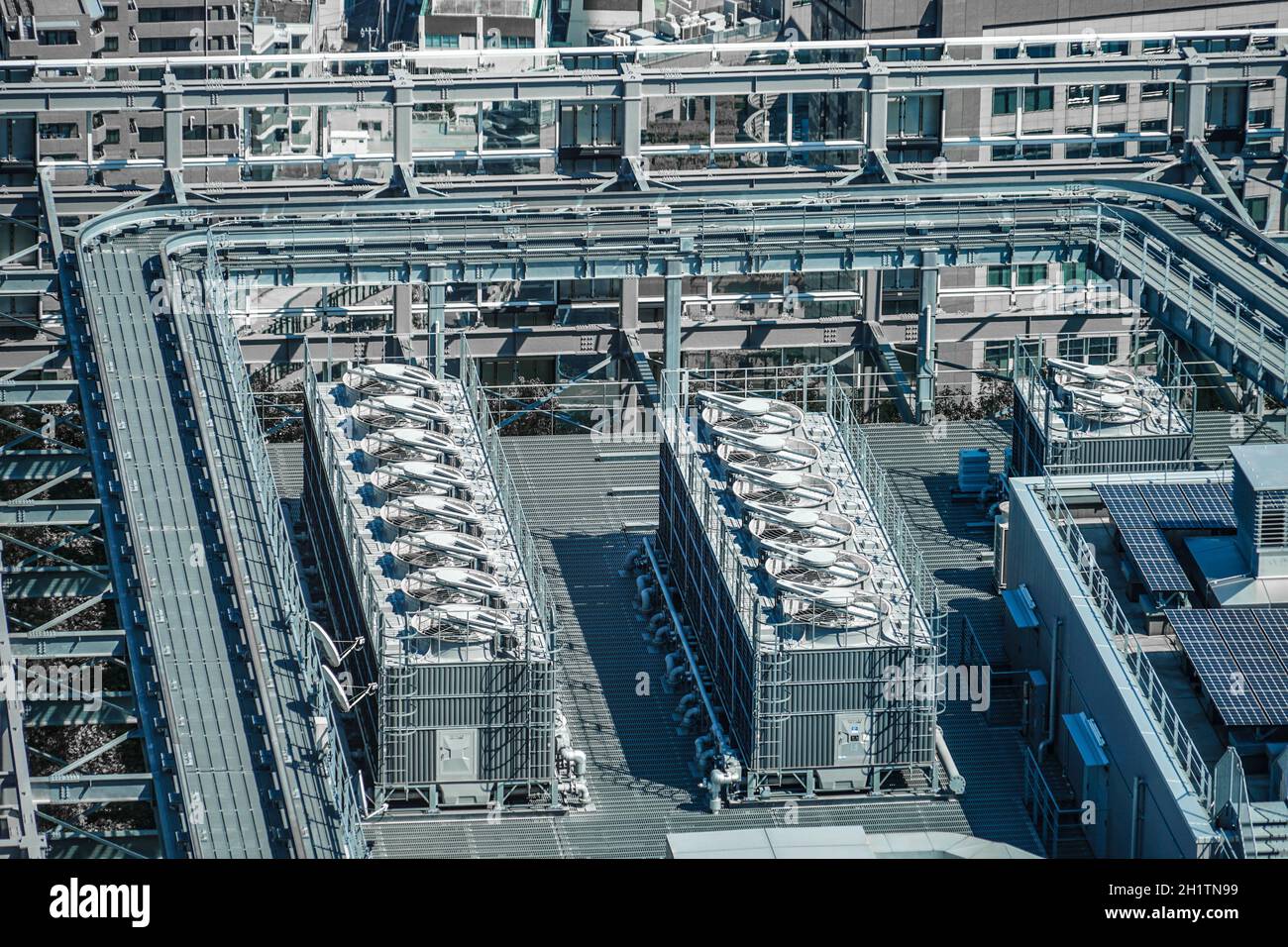 Il tetto della sala macchine di un alto edificio. Luogo di tiro: Area metropolitana di Tokyo Foto Stock