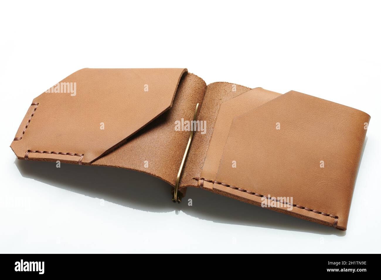 Sottile portafoglio carte aperto in pelle isolato sullo sfondo bianco dello studio Foto Stock