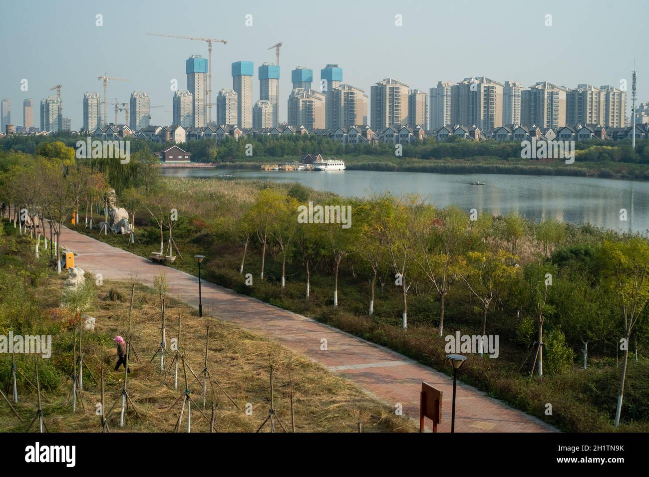 Una vista dell'Eco-città di Tianjin sino-Singapore a Tianjin, Cina. 19 ottobre 2021 Foto Stock