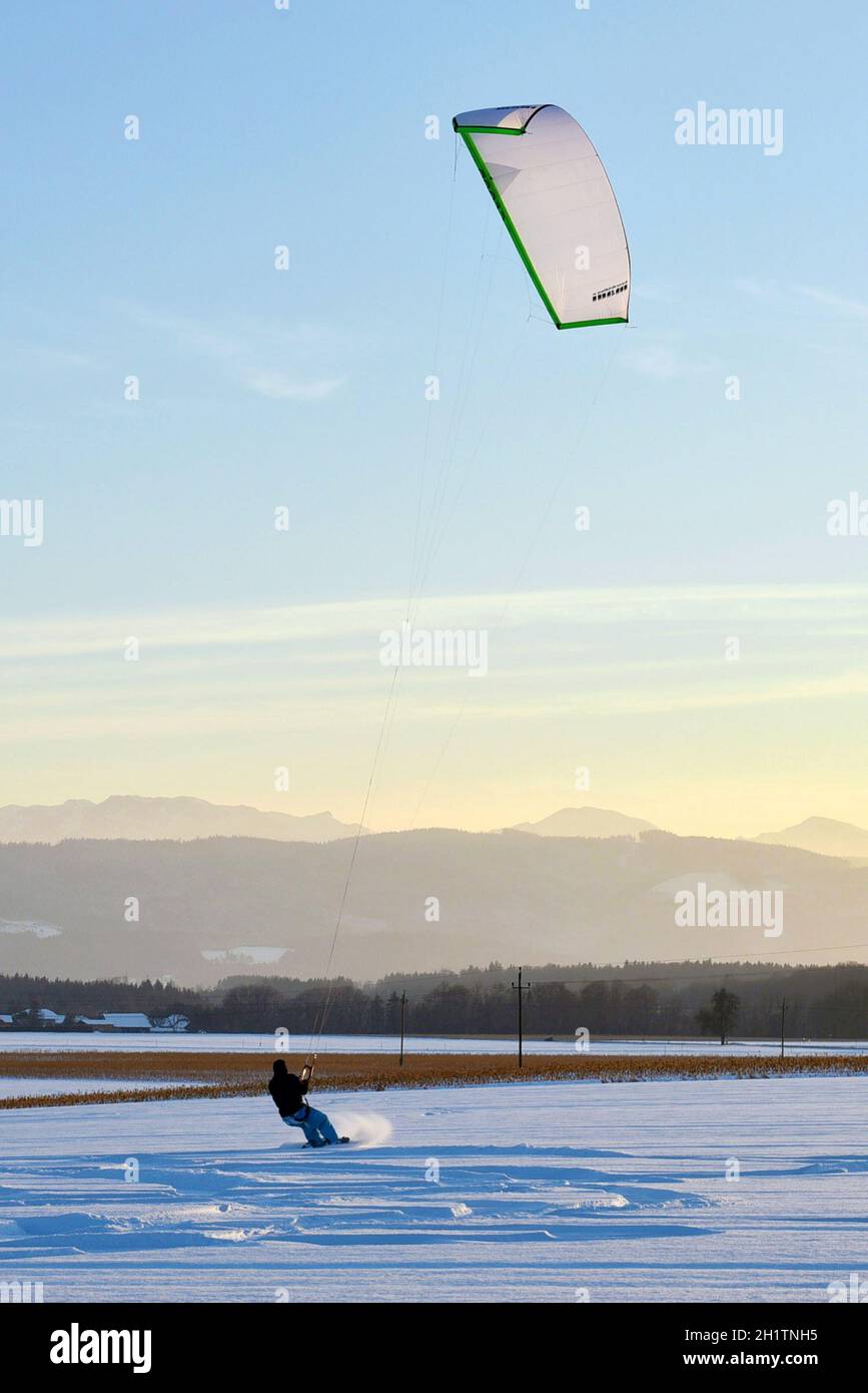 Kite-surfen in Desselbrunn, Österreich, Europa - Kite surfen in Desselbrunn, Austria, Europa Foto Stock