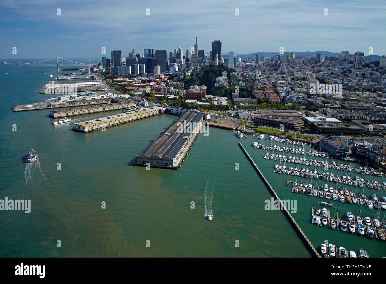 Edificio del terminal delle navi da crociera Pier 35, porticciolo Pier 39 e centro città, lungomare di San Francisco, California, USA - antenna. Foto Stock