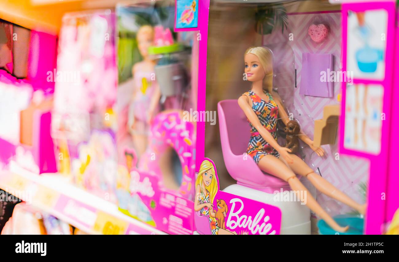 POZNAN, POL - Apr 28, 2021: Bambole Barbie messe in vendita su uno scaffale del negozio Foto Stock