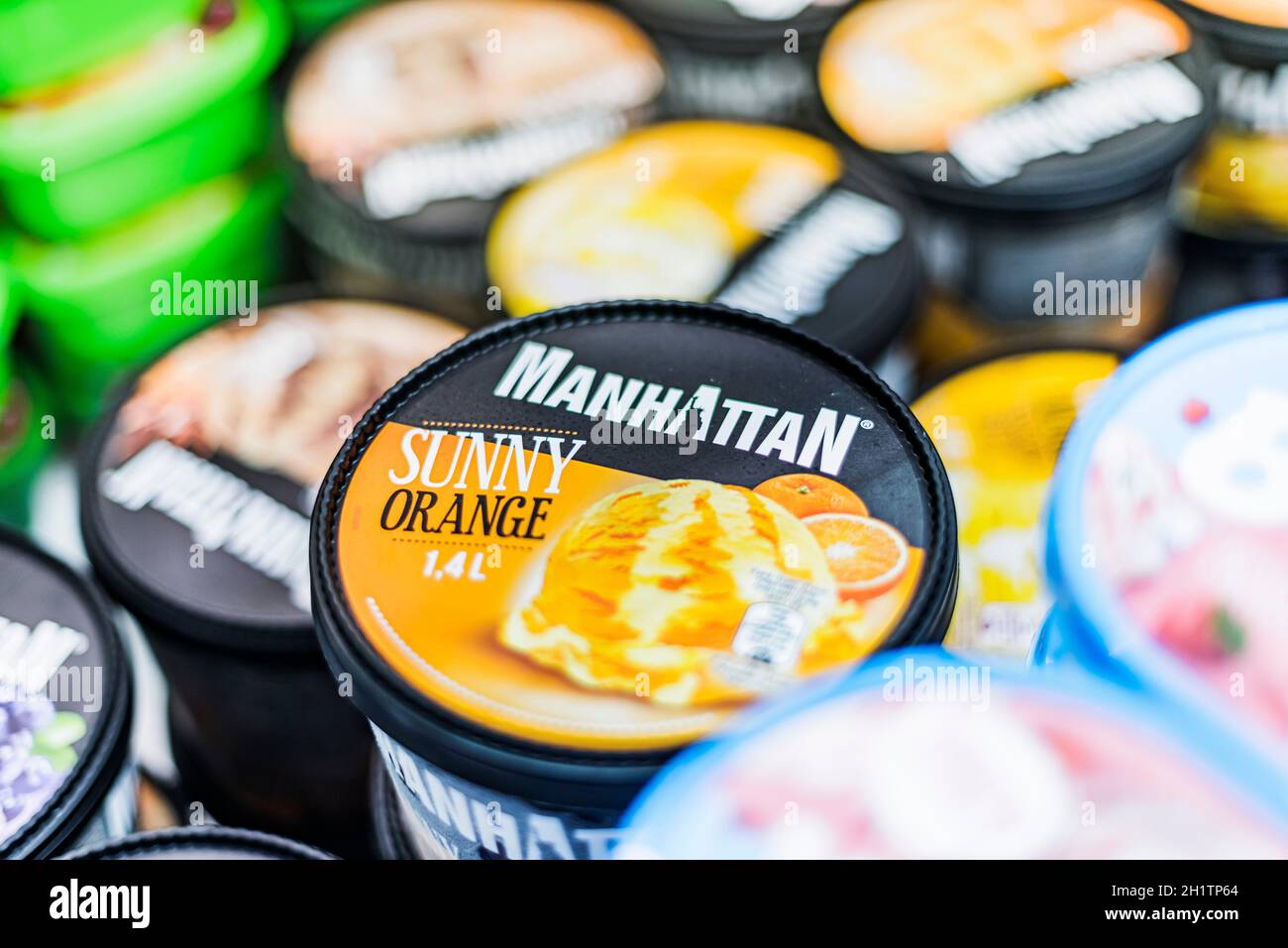 POZNAN, POL - Apr 28, 2021: Gelati Manhattan messi in vendita in frigorifero commerciale Foto Stock