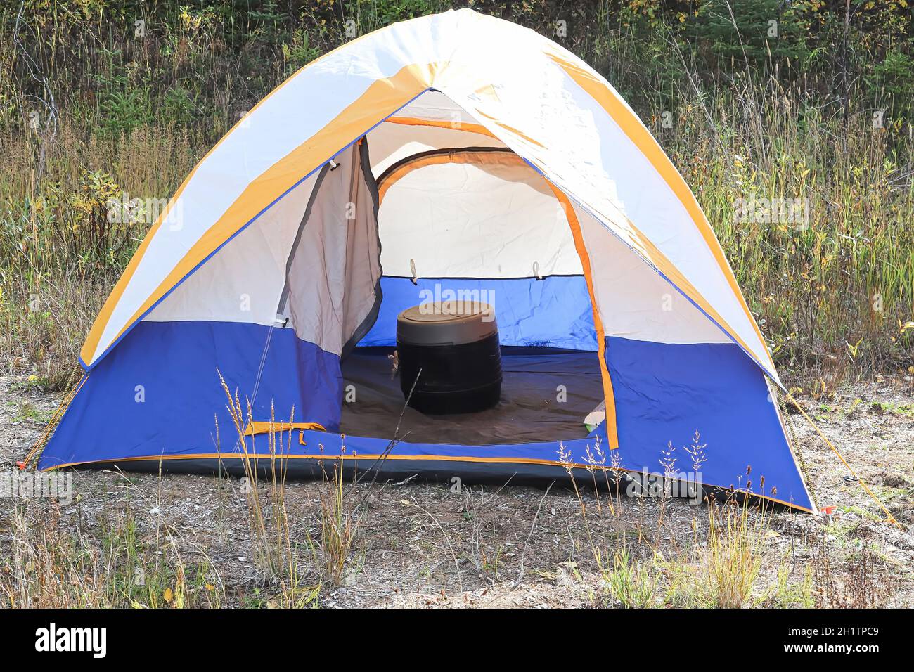 Una tenda con un gabinetto chimico portatile al suo interno. Foto Stock