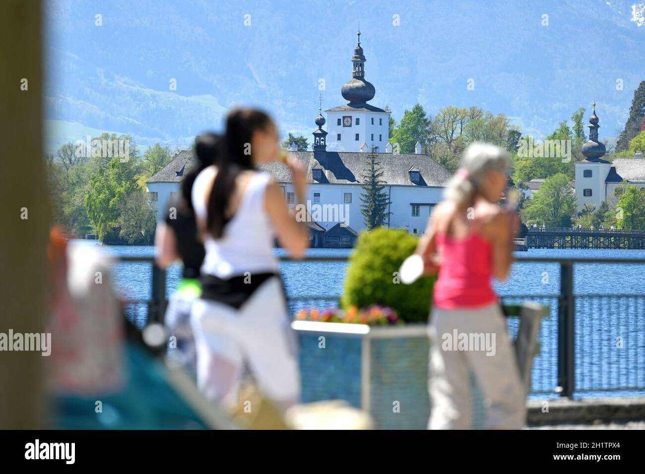Viele Menschen auf der Esplanade a Gmunden am Muttertag bei Sonnenschein, Österreich, Europa - un sacco di persone sulla spianata a Gmunden su Madre Foto Stock