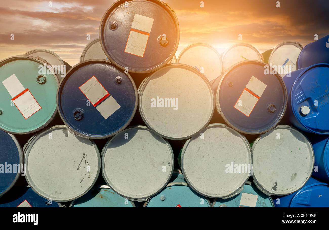 Vecchi barili chimici. Tamburo dell'olio blu e verde. Serbatoio dell'olio in acciaio e plastica. Magazzino dei rifiuti tossici. Contenitore per sostanze chimiche pericolose con etichetta vuota. Industriale Foto Stock