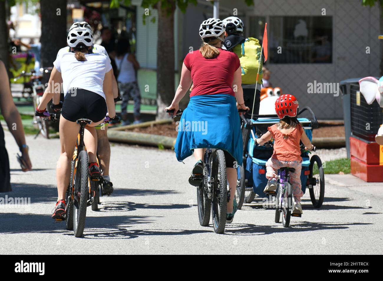 Eine Familie auf ihren Fahrrädern auf der Esplanade a Gmunden bei Sonnenschein, Österreich, Europa - una famiglia di biciclette sull'Esplanade a Gmunden Foto Stock