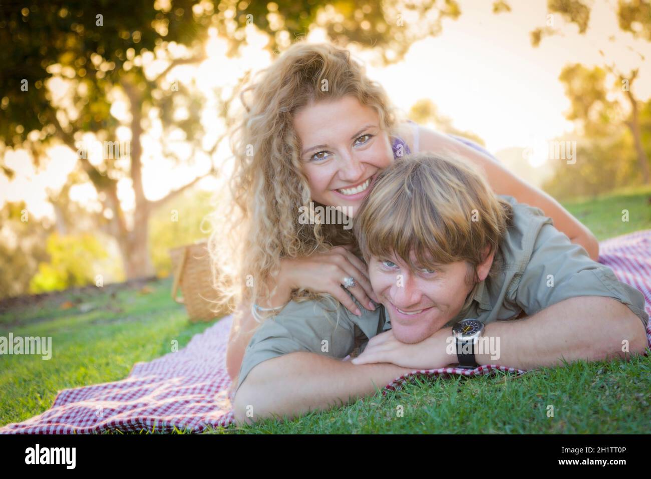 Felice attraente amare giovane ritratto nel parco. Foto Stock