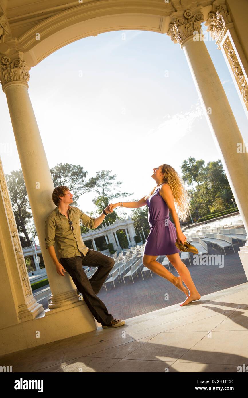 Attraente divertente coppia ritratto nel Outdoor Amphitheater. Foto Stock