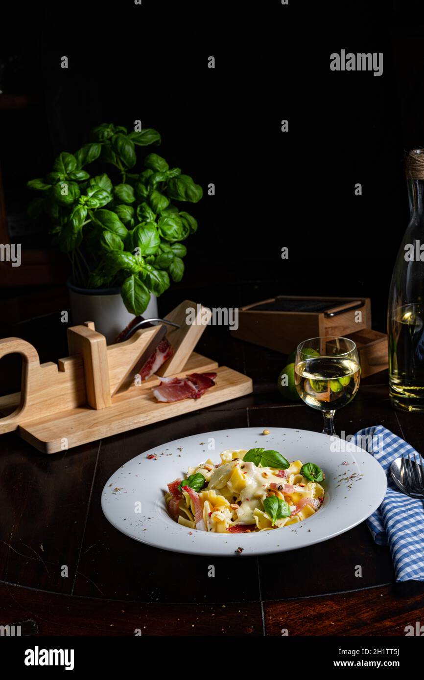 Tagliatelle con salsa al gorgonzola masarpone e prosciutto. Foto Stock