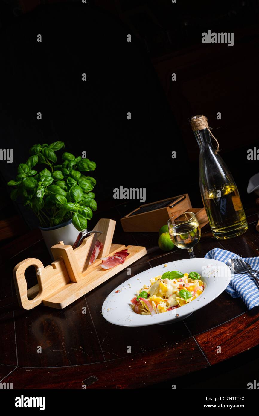 Tagliatelle con salsa al gorgonzola masarpone e prosciutto. Foto Stock