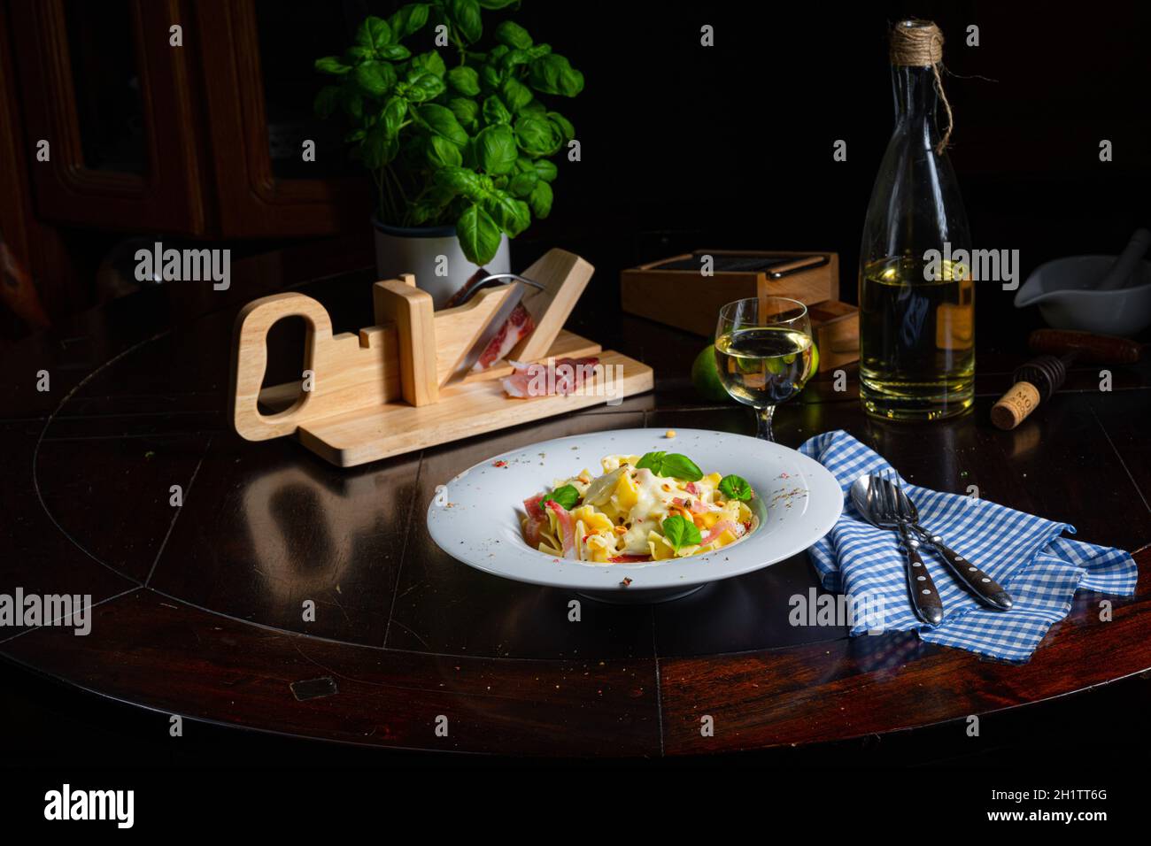 Tagliatelle con salsa al gorgonzola masarpone e prosciutto. Foto Stock