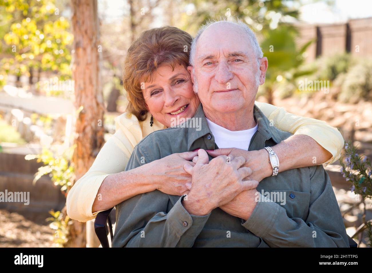 Felice coppia Senior godendo di ogni altro nel parco. Foto Stock