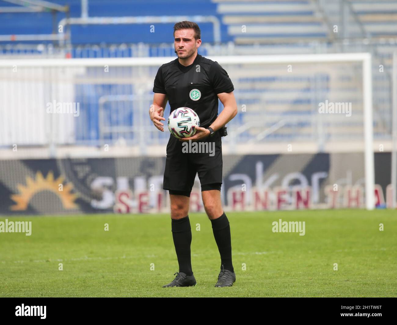Dfb Fussball Schiedsrichter Tom Bauer Dfb 3 Liga Saison 21 Foto Stock Alamy