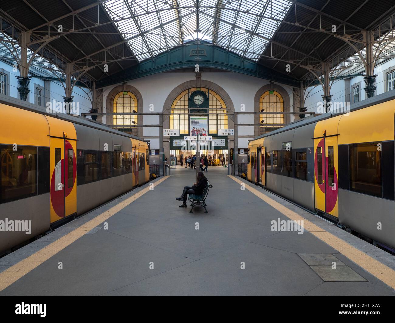 Piattaforma coperta della stazione ferroviaria Sao Bento con treni – Porto Foto Stock