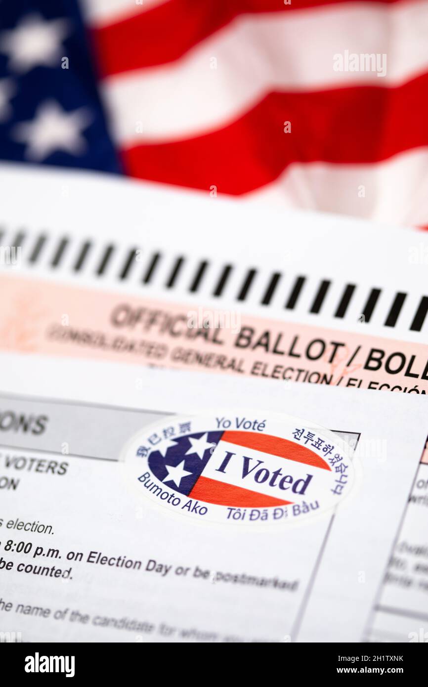 Scrutinio ufficiale e istruzioni di voto con ho votato Sticker che si posa sulla bandiera americana. Foto Stock