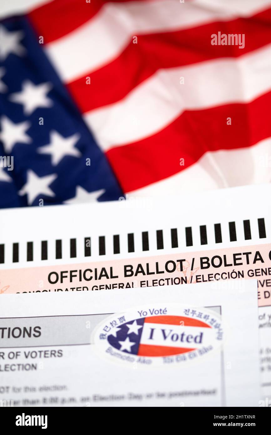 Scrutinio ufficiale e istruzioni di voto con ho votato Sticker che si posa sulla bandiera americana. Foto Stock