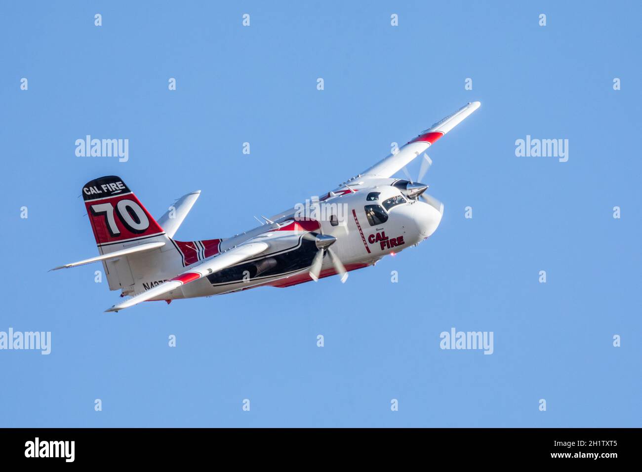 Winchester, CA USA - 14 giugno 2020: CAL Fire Aircraft preparingto drop Fire ritardant su un secco collina di fuoco vicino Winchester, California. Foto Stock