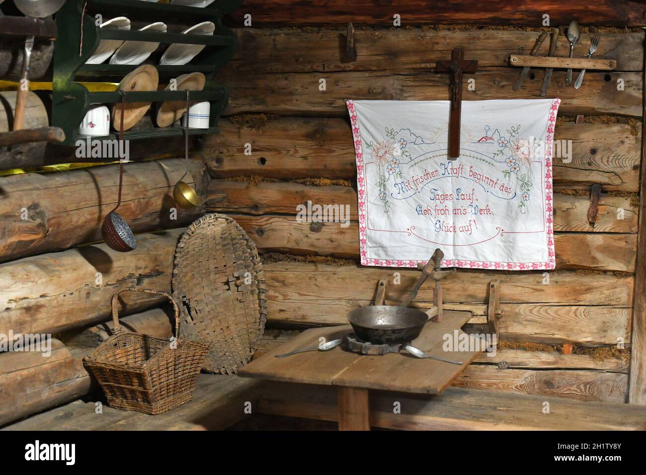 Alte Stube einer Almhütte im Freilichtmuseum mit alten Bauernhäusern und Gebäuden in Großgmain in Salzburg, Österreich, Europa - Sala antica di un alpino Foto Stock