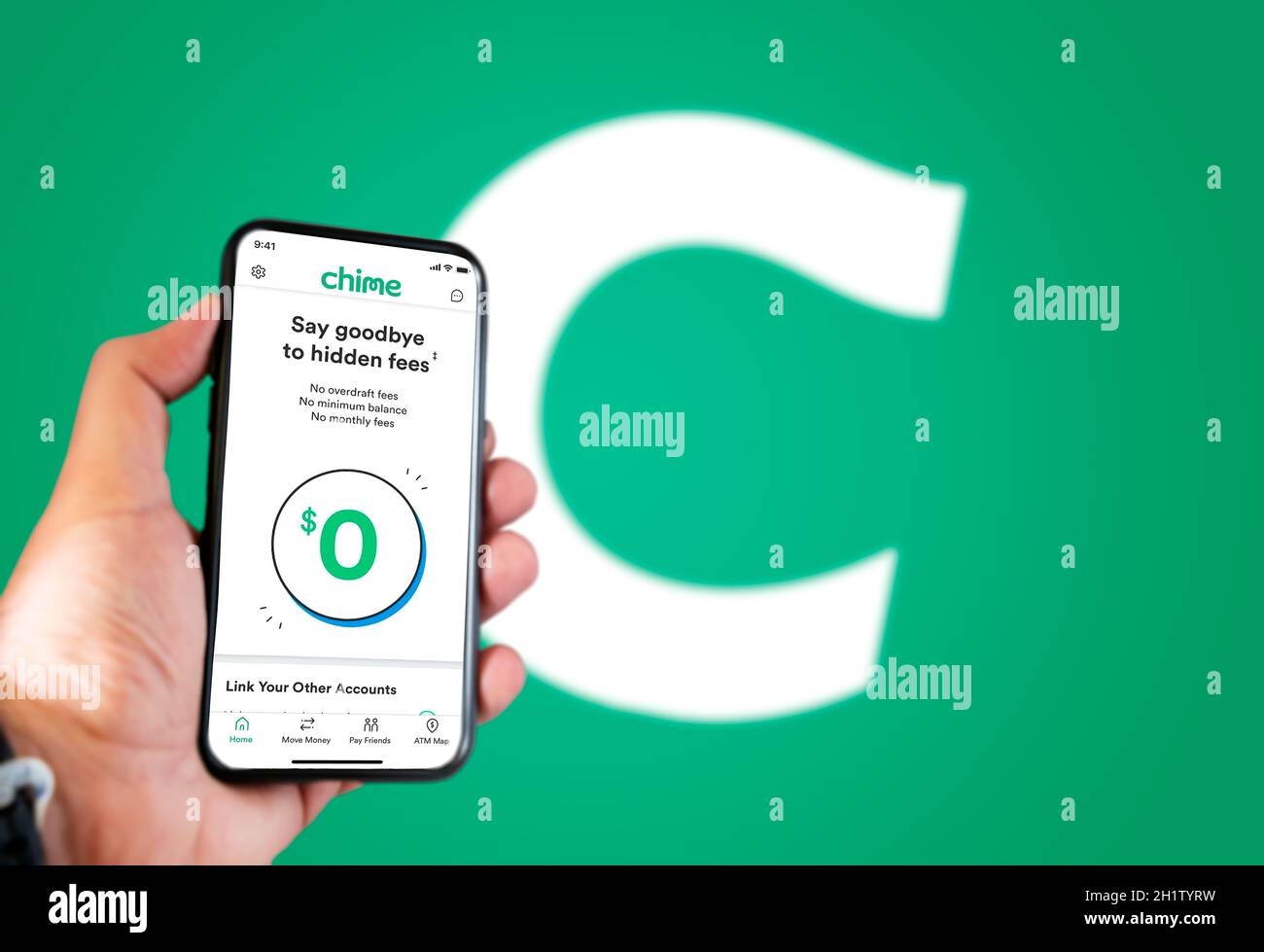 San Francisco, CA, USA, 2021 maggio: Una mano che tiene un telefono con l'app Chime sullo schermo. Jingle è un'azienda americana di tecnologia finanziaria che pro Foto Stock