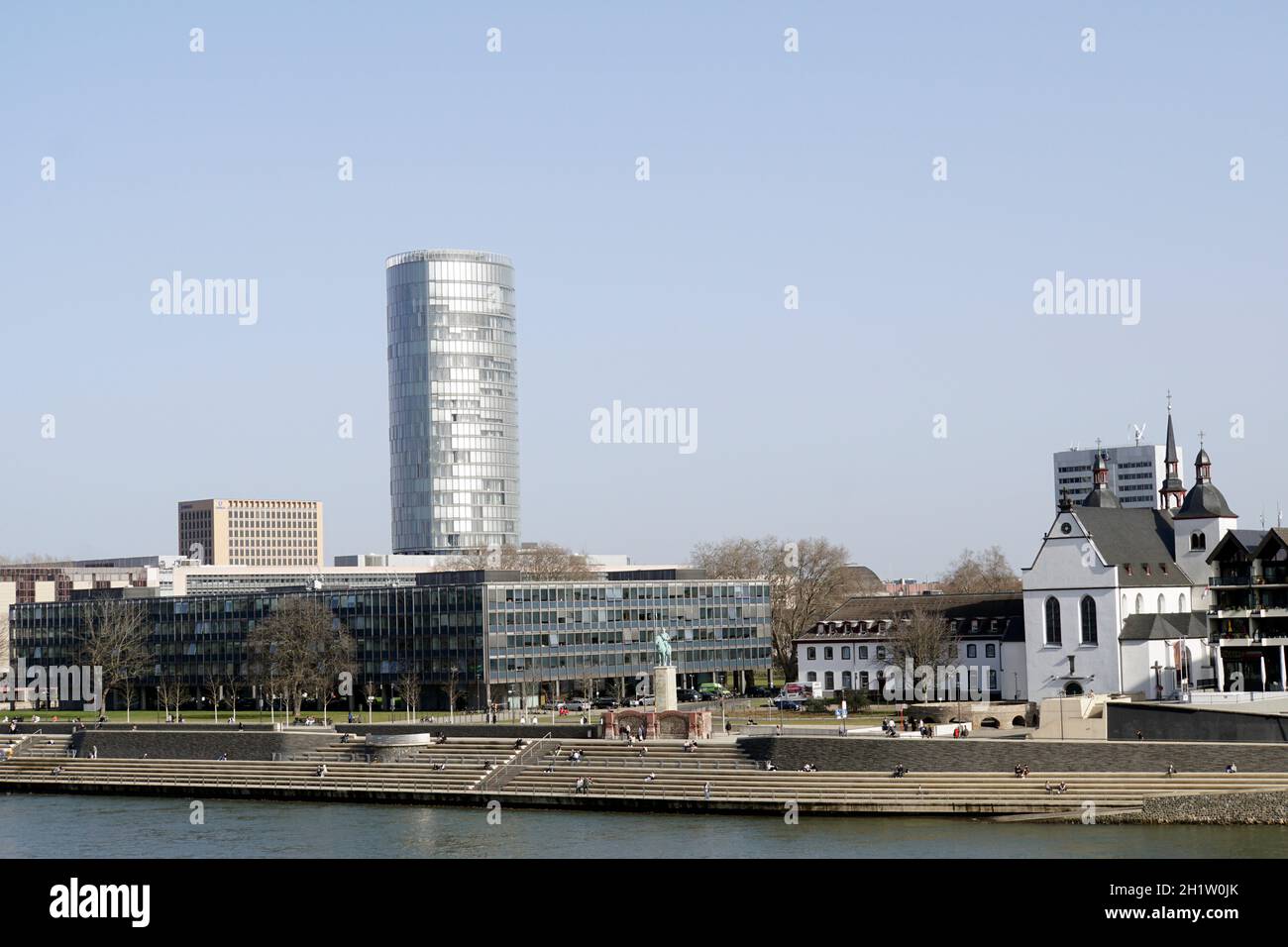 KoelnTriangle, Hochhaus mit Schweiz- Aussichtsplattform, rechts Alt St. Heribert, Deutschland, Nordrhein-Westfalen, Köln-Deutz Foto Stock