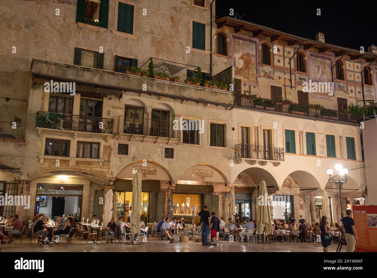 Terrazze di notte a Verona, Italia Foto Stock