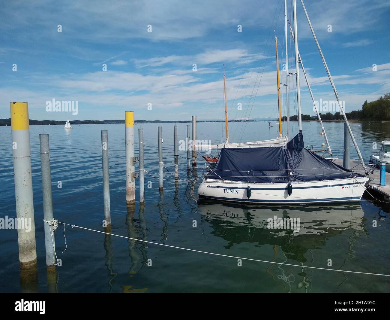 Kleines Segelboot im Hafen von Iznang auf dem Bodensee Themenbild Reisephotographie Foto Stock