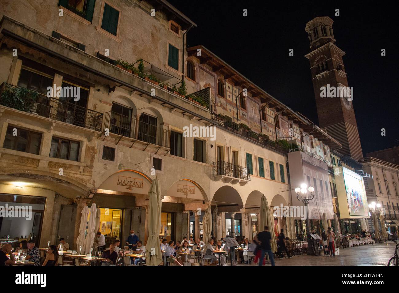 Terrazze di notte a Verona, Italia Foto Stock