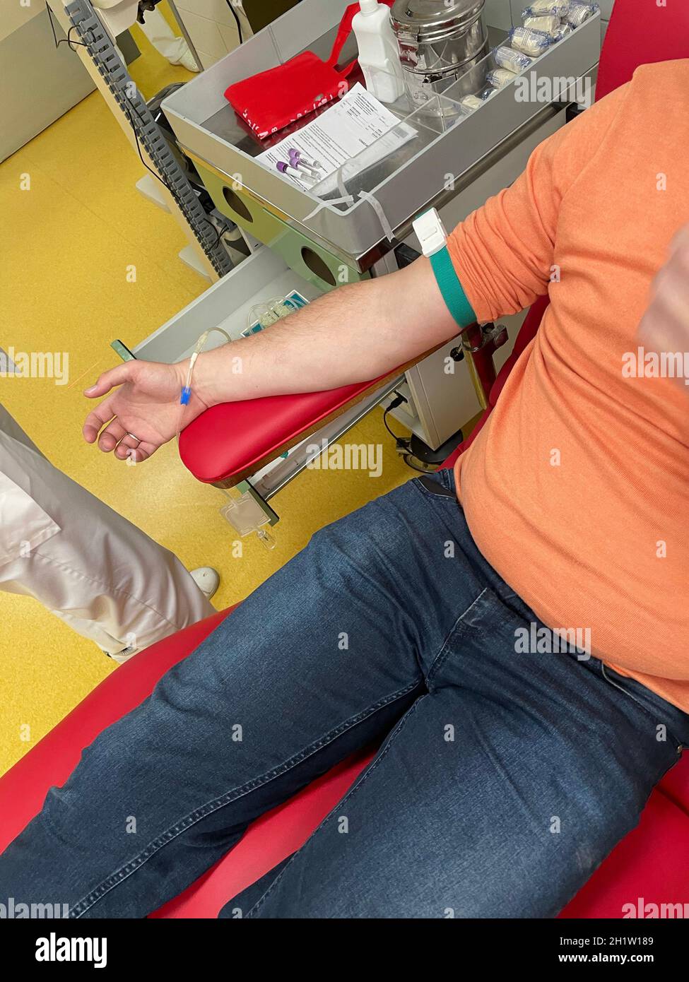 Primo piano mano infermiere raccolta del campione di sangue per la diagnosi covid-19, Coronavirus.tecnico di laboratorio prelievo di sangue per la diagnosi di chimica del sangue da au Foto Stock