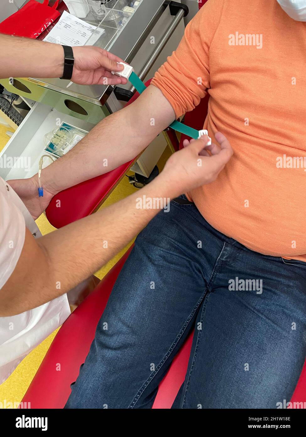 Primo piano mano infermiere raccolta del campione di sangue per la diagnosi covid-19, Coronavirus.tecnico di laboratorio prelievo di sangue per la diagnosi di chimica del sangue da au Foto Stock