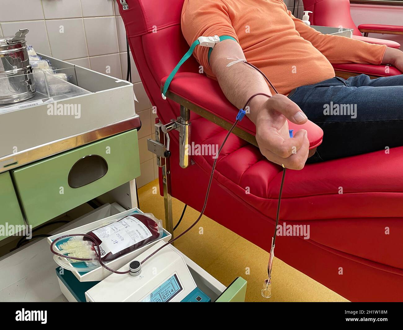 Primo piano mano infermiere raccolta del campione di sangue per la diagnosi covid-19, Coronavirus.tecnico di laboratorio prelievo di sangue per la diagnosi di chimica del sangue da au Foto Stock