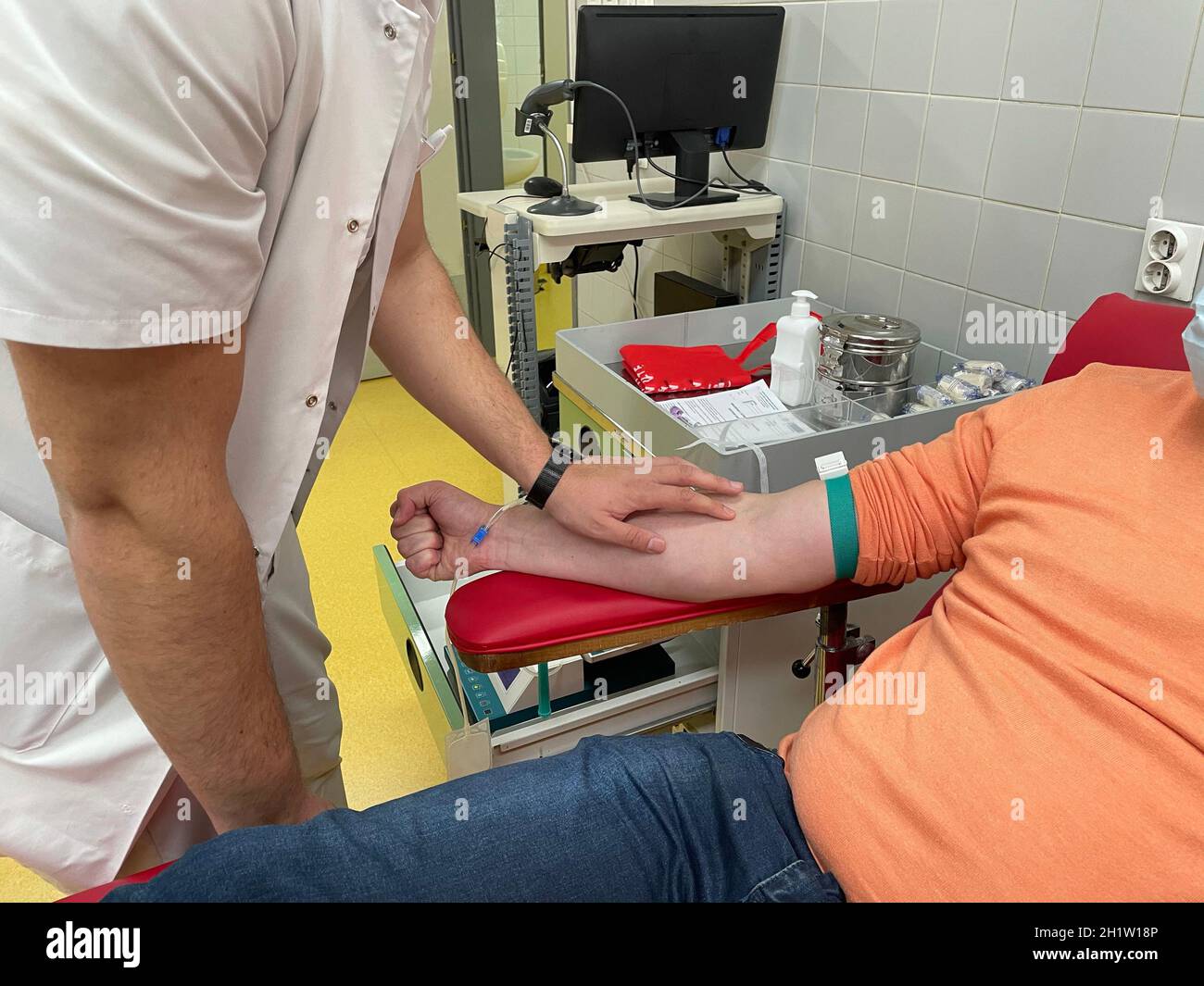 Primo piano mano infermiere raccolta del campione di sangue per la diagnosi covid-19, Coronavirus.tecnico di laboratorio prelievo di sangue per la diagnosi di chimica del sangue da au Foto Stock