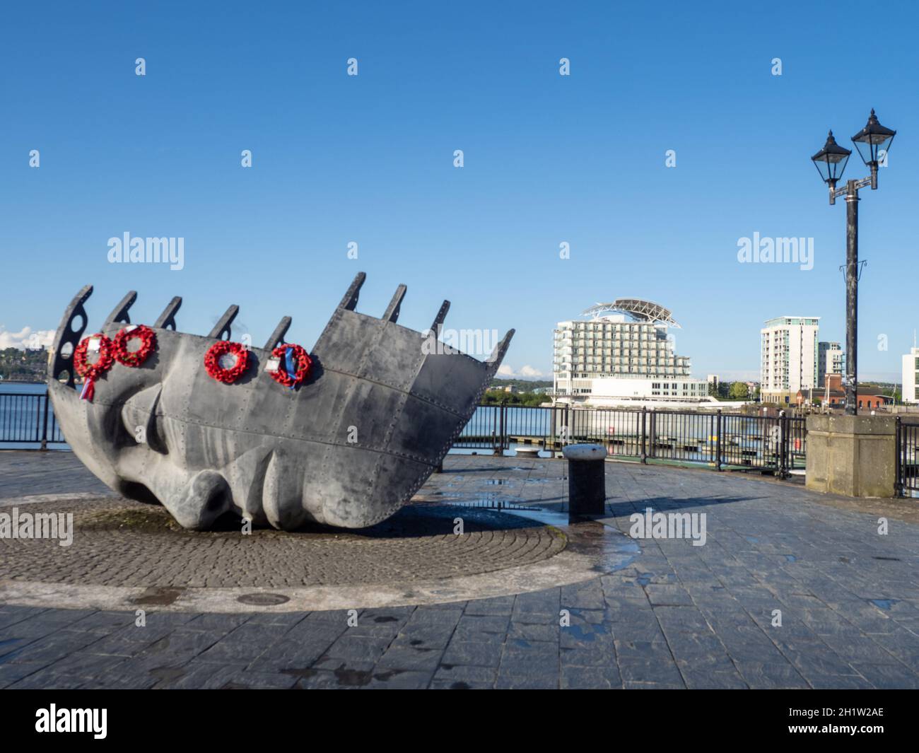 Merchant Seafarer’s War Memorial a Cardiff Bay Harbor Drive – „in memoria dei marinai mercantili del porto di Barry Penarth Cardiff Who di Foto Stock