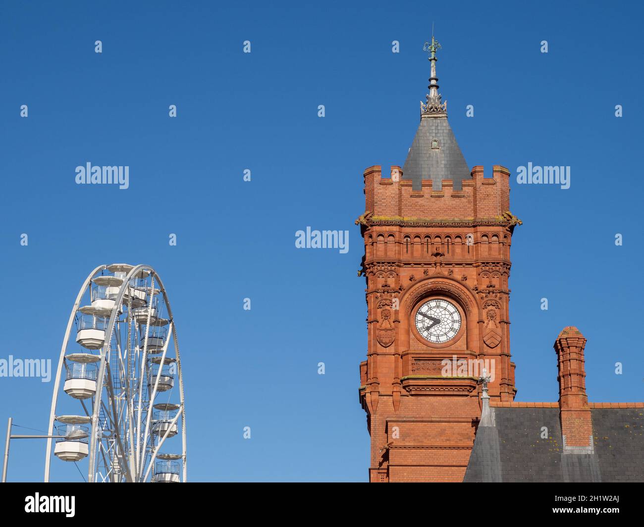 Cima della Grande ruota e Pierhead Building Clock Tower al Cardiff Bay Mermaid Quay Foto Stock