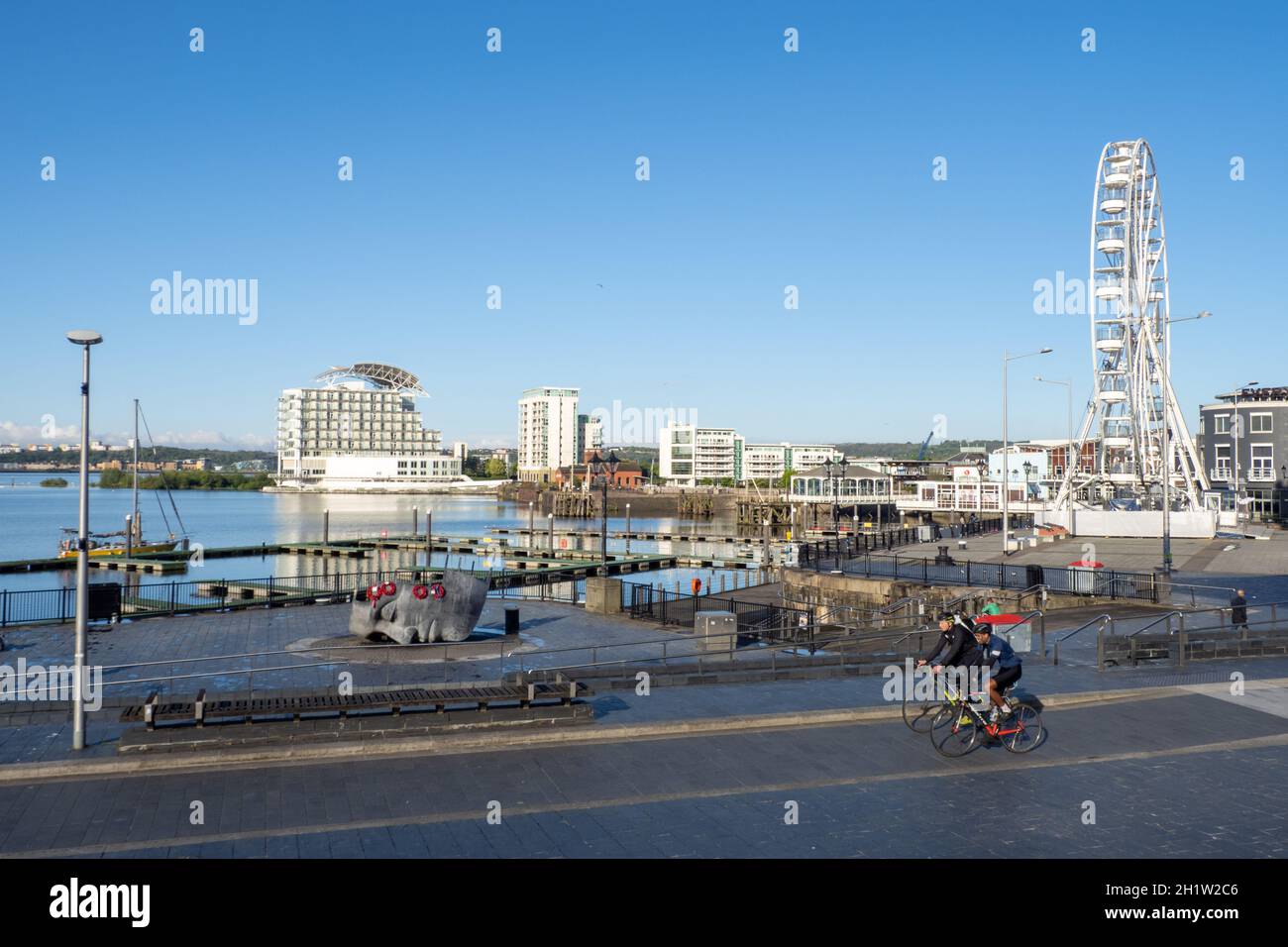 Cardiff Bay Waterside con Merchant Searers’ War Memorial e Big Wheel visto dal Parlamento gallese – Cardiff Foto Stock