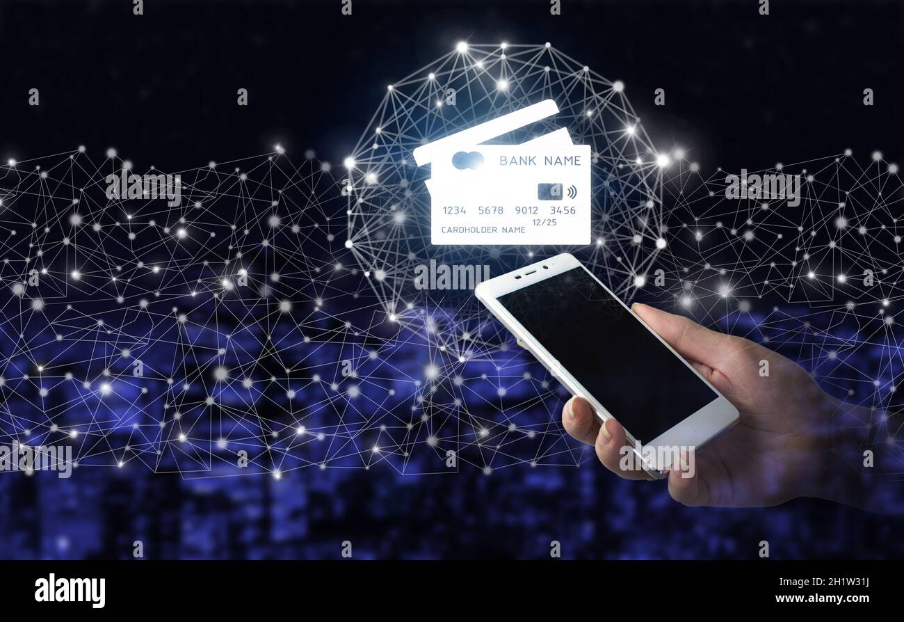 Pagamento online digitale e shopping su connessione di rete. Smartphone bianco portatile con ologramma digitale carta di credito segno sulla città scuro sfocato retro Foto Stock