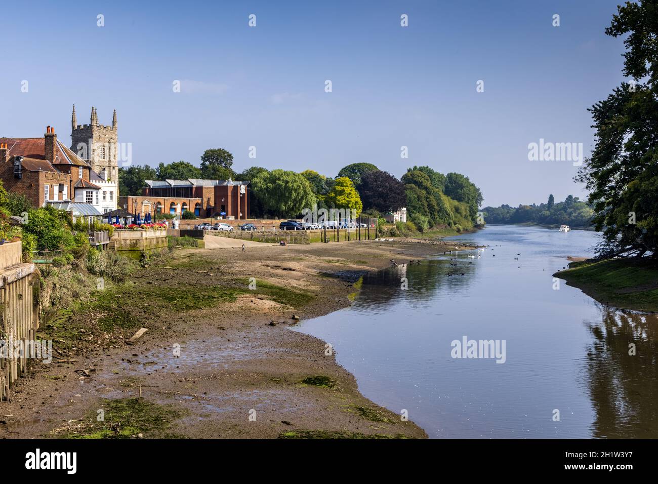 Il Tamigi a Isleworth con la bassa marea, la chiesa All Saints e il pub London Apprentice sulla sinistra e Isleworth Ait sulla destra. Foto Stock