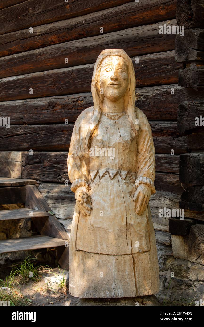 Wygiezlow, Polonia - 14 agosto 2020: Una scultura in legno di una donna scolpita da un artista folk in un museo all'aperto a Wygiezlow. Polonia Foto Stock