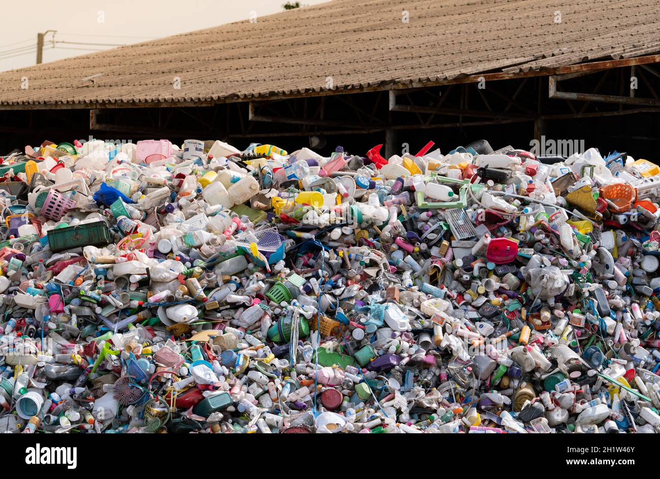 BANGKOK, THAILANDIA-15 MAGGIO 2021 : pila di bottiglia di plastica. Rifiuti di bottiglie di plastica per il riciclaggio nel settore del riciclaggio. Rifiuti domestici di plastica da riciclare. Foto Stock