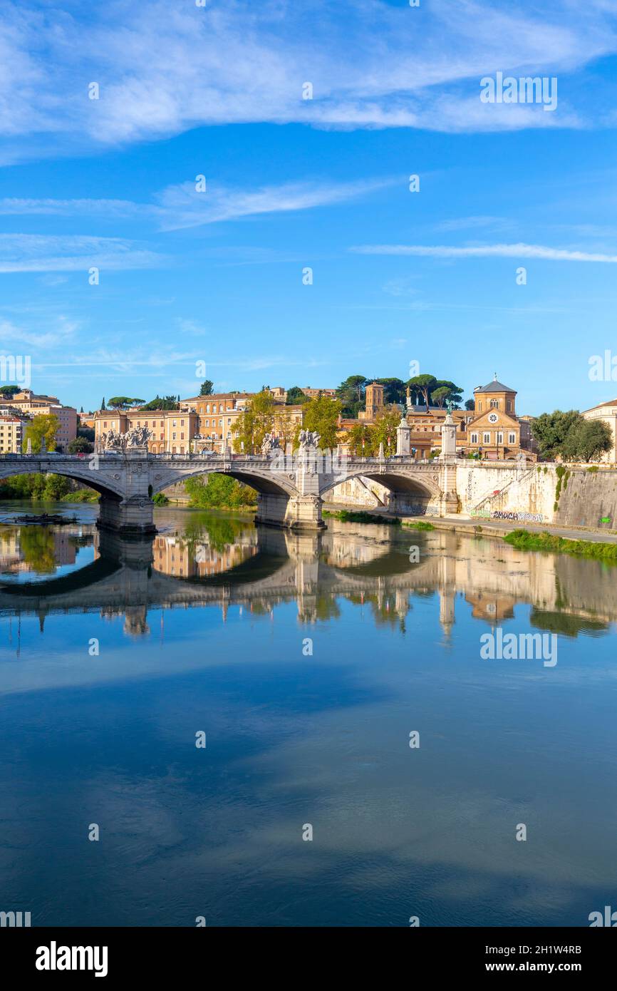 Roma, Italia - 9 ottobre 2020: Ponte Vittorio Emanuele II (Ponte Vittorio Emanuele II) sul Tevere. Collega il centro storico di Foto Stock