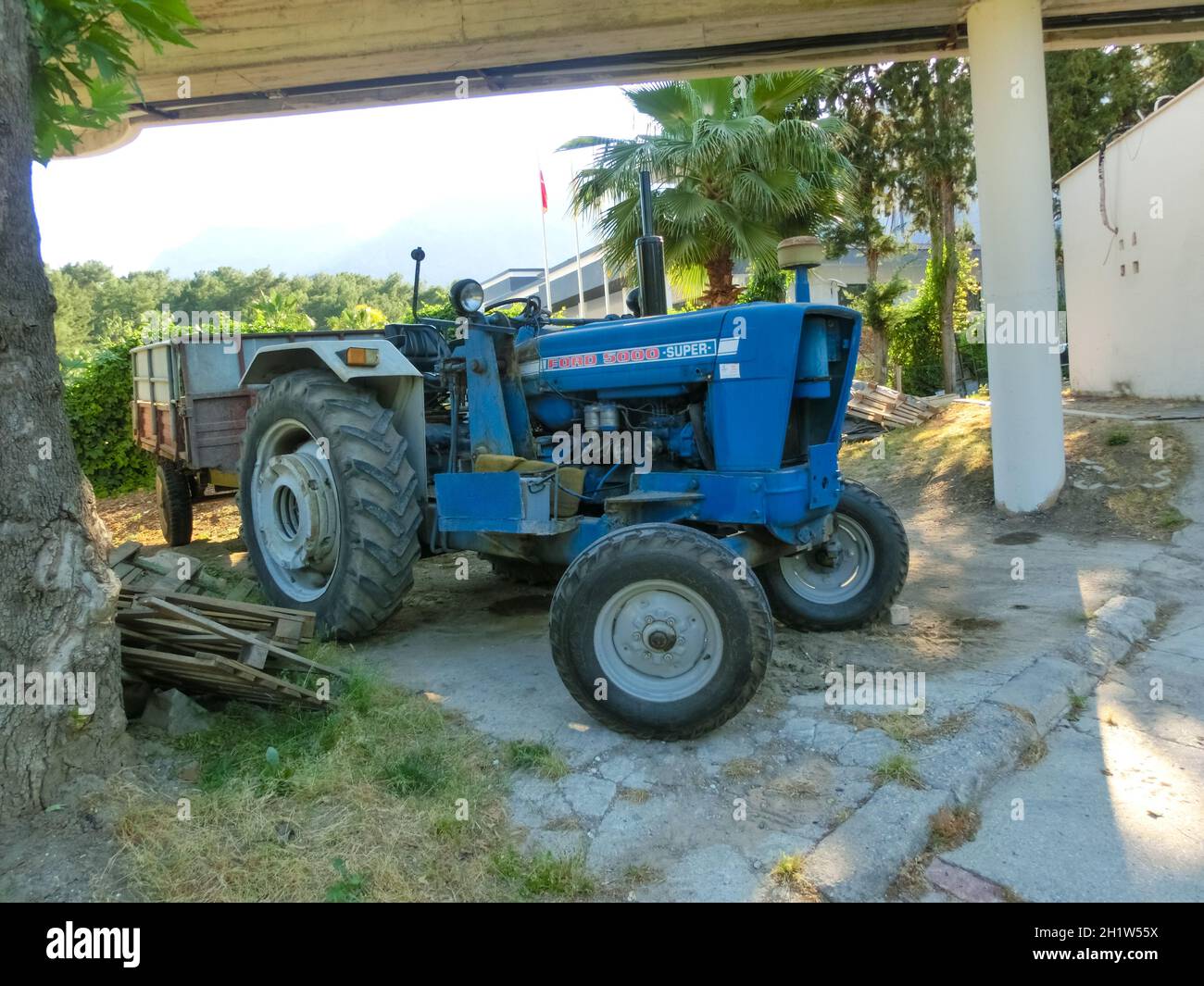 Kiev, Ucraina - 16 giugno 2020: Vecchio trattore Ford 5000, blu a Kiev, Ucraina - 16 giugno 2020 Foto Stock