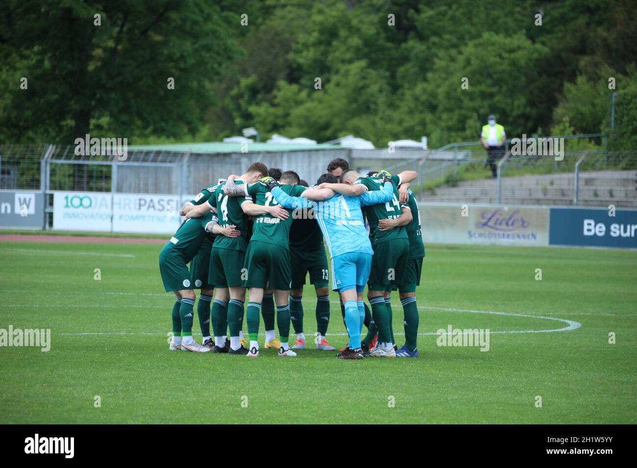 Einschwören auf das große Spiel beim designierten Regionalliga-Meister, die Spieler des FC Homburg vor dem Anpfiff, Fussball-RL SW 20-21: 40. Sptg: Foto Stock